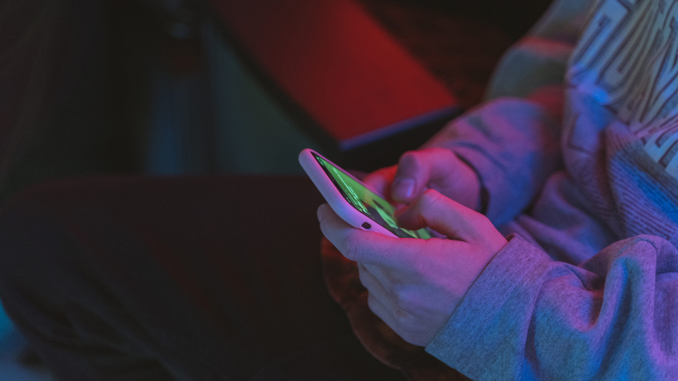 How Blue Light Exposure Affects Recovery Sleep